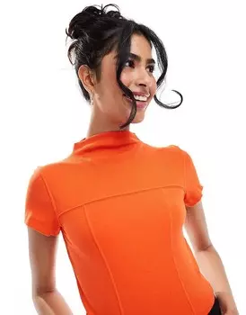 Pieces – Красная футболка с принтом и декоративной строчкой