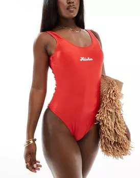 Pieces – красный купальник с U-образным вырезом на спине и надписью Aloha