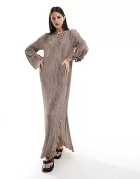 Pieces – плиссированное платье макси каменно-бежевого цвета с разрезами по бокам