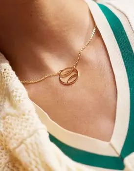 Pieces – Sport Core – золотистое колье с подвеской в форме теннисного мяча