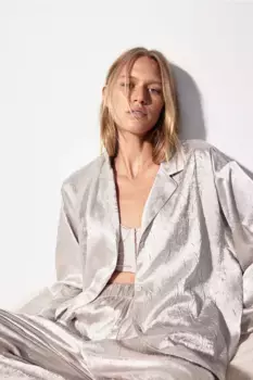 Пижама из атласа с рубашечным верхом и низом H&M, бежевый
