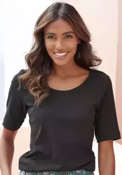 Пижамный топ LASCANA выполнен из трикотажа в рубчик, черный