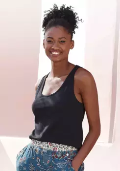 Пижамный топ LASCANA выполнен из трикотажа в рубчик, черный