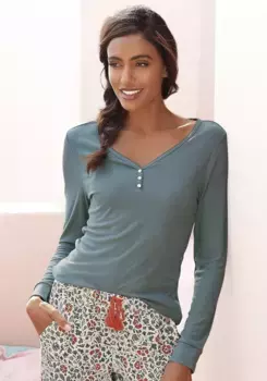 Пижамный топ LASCANA выполнен из трикотажа в рубчик, голубой