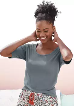 Пижамный топ LASCANA выполнен из трикотажа в рубчик, голубой