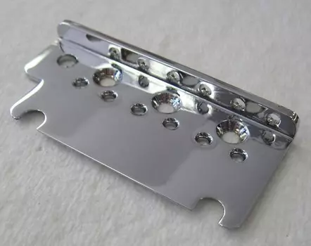 Пластина для бриджа Fender American Standard Stratocaster 1986-2007 США 0026097049 American Standard Stratocaster Bridge Plate 002-6097-049 0026097000 002-6097-000