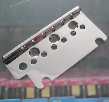 Пластина для тремоло Fender American Pro Stratocaster 7709899000 American Professional Strat Tremolo Bridge Top Plate 770-9899-000