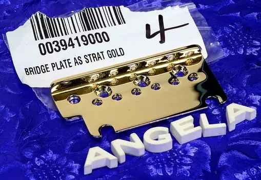 Пластина Fender Strat Tremolo Bridge, американский стандарт, золото, 0039419000 Genuine Fender Strat Tremolo Bridge Plate, American Standard, Gold, 003-9419-000