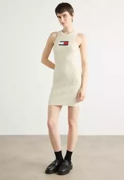 Платье-джемпер FLAG SWEATER MINI DRESS - Shift dress Tommy Jeans, кремовый