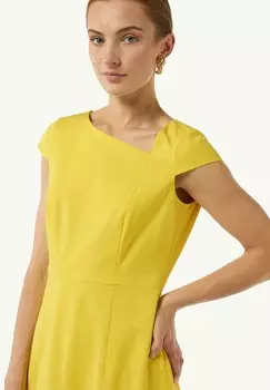 Платье-футляр comma, желтый