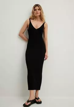 Платье-футляр NA-KD GERIPPTES MIT TIEFEM RCKEN, черный