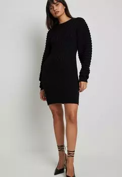 Платье-футляр NA-KD MIT DETAILIERTEN RMELN, черный