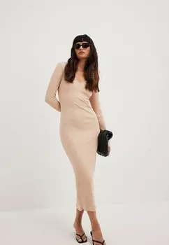 Платье-футляр NA-KD MIT V-AUSSCHNITT, цвет light taupe