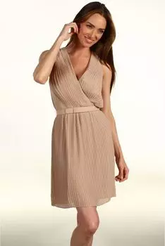 Платье Halston Pleated Wrap Bodice Dress With 1" Self Belt, цвет Nude