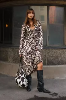 Платье из атласа с принтом и оборками ZARA, хаки