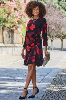 Платье клеш с цветочным принтом и сборками Sosandar, черный