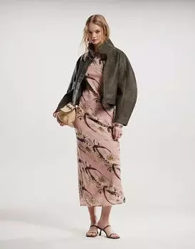 Платье-комбинация мидакси ASOS DESIGN из шифона с вырезом-лодочкой и принтом в виде розовых ромашек