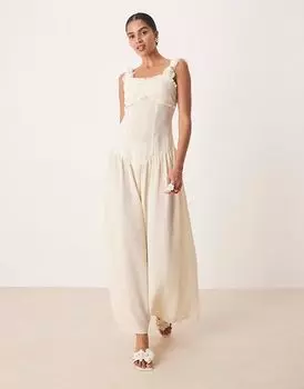 Платье макси Amy Lynn с заниженным подолом и бретелями с объемным цветочным узором кремового цвета