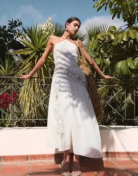 Платье макси ASOS DESIGN с бретелью через шею в тон с асимметричной вставкой цвета слоновой кости