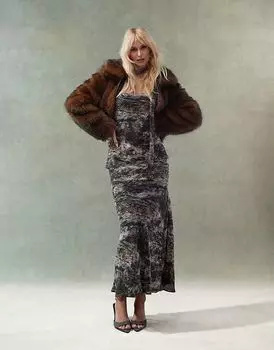 Платье макси на бретельках с завязкой на шее с абстрактным принтом серого цвета ASOS DESIGN