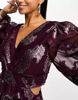 Платье макси с глубоким вырезом, защипами и оборками ASOS DESIGN Petite из жаккардового цвета с эффектом металлик и цветочным узором бычьей крови