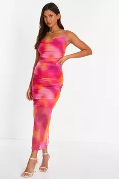 Платье Midaxi с сетчатым принтом и вырезом-хомутиком розового цвета QUIZ Clothing