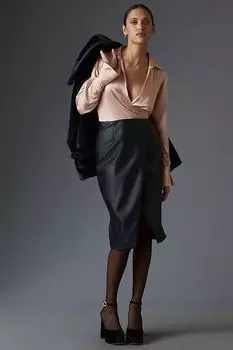 Платье-миди Anthropologie из искусственной кожи с длинными рукавами, розовый