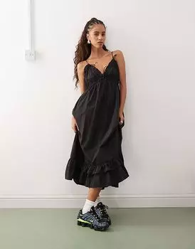 Платье миди COLLUSION из нейлона с объемным оборчатым подолом и бретельками черного цвета