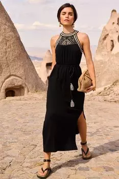 Платье миди из фактурного джерси с воротником-халтер и поясом связанное крючком Love & Roses, черный