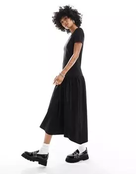 Платье миди Monki с короткими рукавами из мягкого трикотажа черного цвета с открытым вырезом и плиссированной юбкой