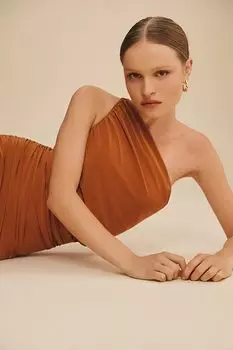 Платье миди Norma Kamali Diana на одно плечо со сборками, бронзовый