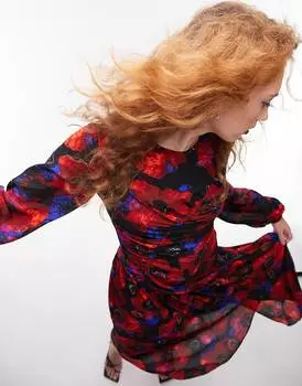 Платье миди с длинными рукавами и рюшами Topshop с ярким цветочным принтом