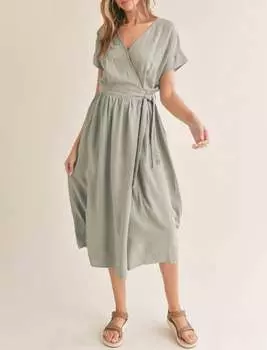 Платье-миди с запахом и растительным узором зеленого цвета Sadie & Sage