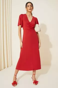 Платье миди со сборкой спереди и расклешенными рукавами Friends Like These, красный