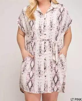 Платье на пуговицах Snakeskin Plus в розовом цвете SHE + SKY
