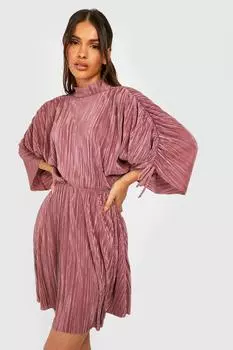 Платье-плиссе с высоким воротом и со рукавами Boohoo, роза