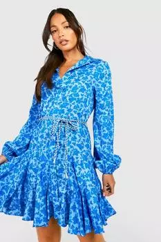 Платье-рубашка с цветочным завязком и плиссами Boohoo, синий