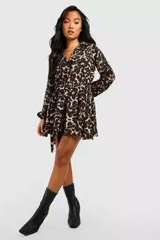 Платье-рубашка с плиссированной юбкой Petite с леопардовым принтом boohoo, черный