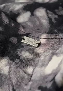 Платье-рубашка с принтом «галстук-дай» в стиле гранж Midi Superdry, серый