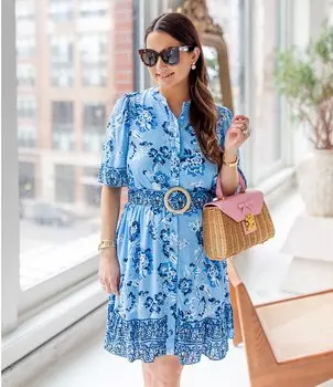 Платье-рубашка SAIL to SABLE x Style Charade Placid с цветочным принтом и короткими рукавами, поясом, рюшами и пуговицами спереди, синий