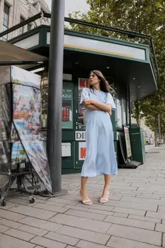 Платье с эффектом атласа и узловой детали ZARA, небесно-голубой