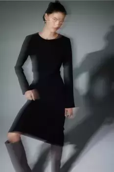 Платье с объемными плечами H&M, черный