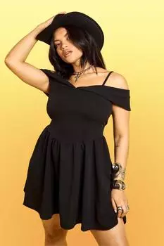 Платье с плиссированной юбкой и лифом плюс с открытыми плечами boohoo, черный