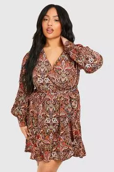 Платье с плиссированной юбкой и рюшами Plus с принтом пейсли и запахом boohoo, коричневый