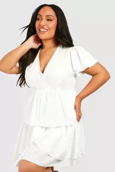 Платье с плиссированной юбкой из фактурной ткани плюс с рюшами boohoo, белый