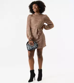 Платье с высоким воротником длинными рукавами и поясом с пайетками Gini London, золото