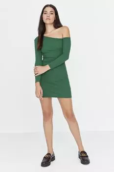 Платье Trendyol приталенное с асимметричным вырезом, зеленый