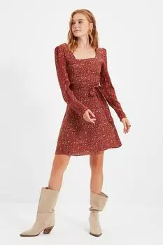 Платье Trendyol с поясом, красный