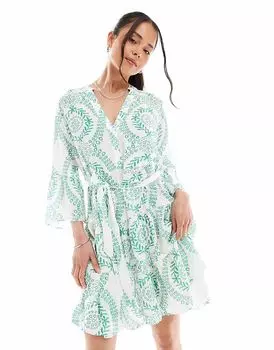 Платье Vero Moda с поясом и расклешенными рукавами, с зеленым цветочным узором из плитки