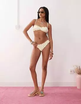 Плавки бикини Reclaimed Vintage со сборками и резинкой для волос кремового цвета